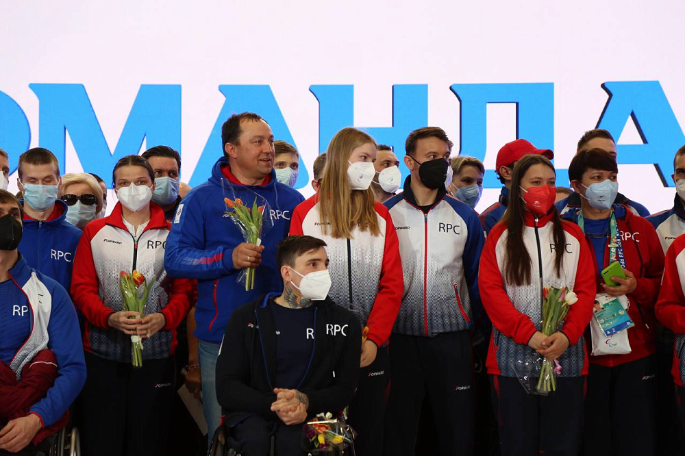 В аэропорту Шереметьево торжественно встретили Паралимпийскую сборную команду России