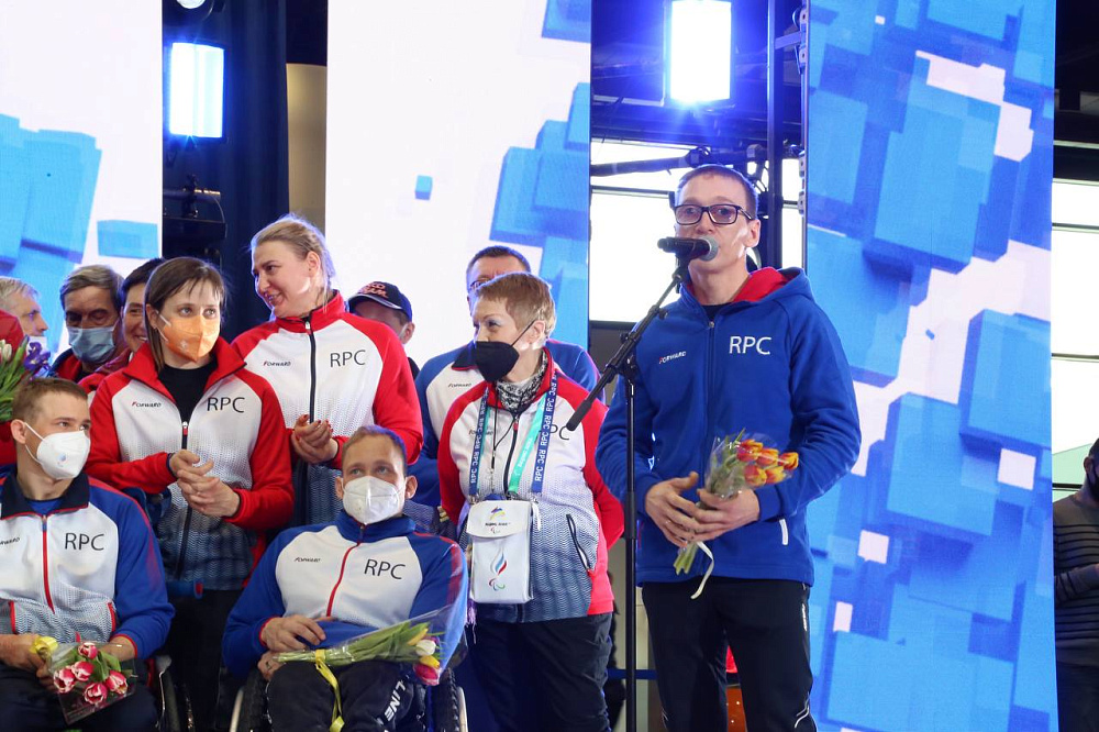 В аэропорту Шереметьево торжественно встретили Паралимпийскую сборную команду России