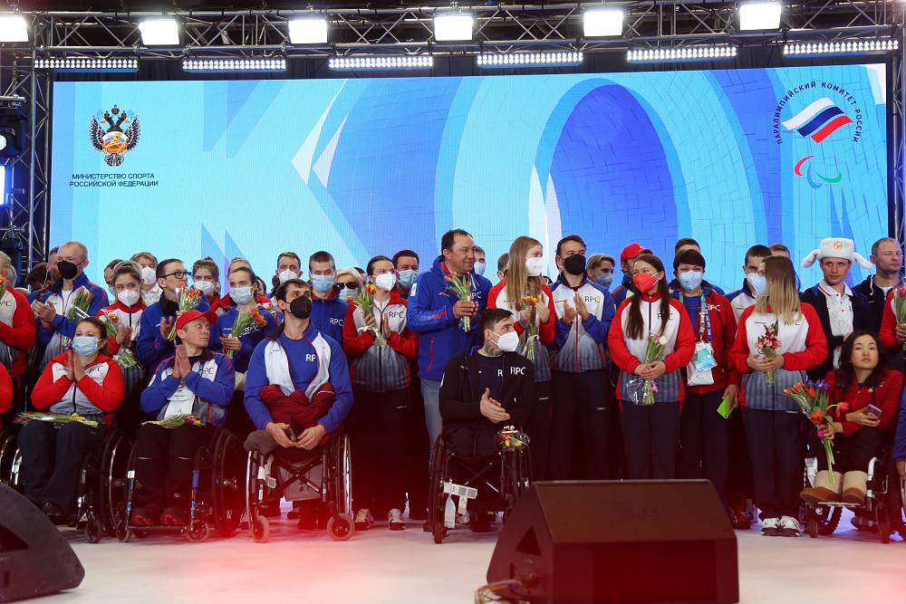 В аэропорту Шереметьево торжественно встретили Паралимпийскую сборную команду России