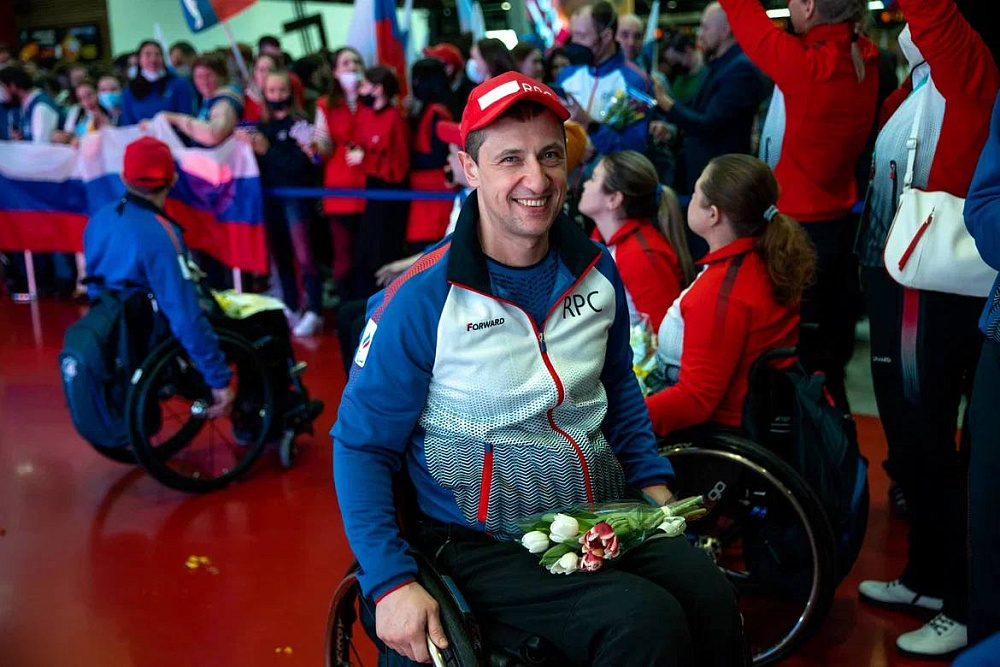 В аэропорту Шереметьево торжественно встретили Паралимпийскую сборную команду России