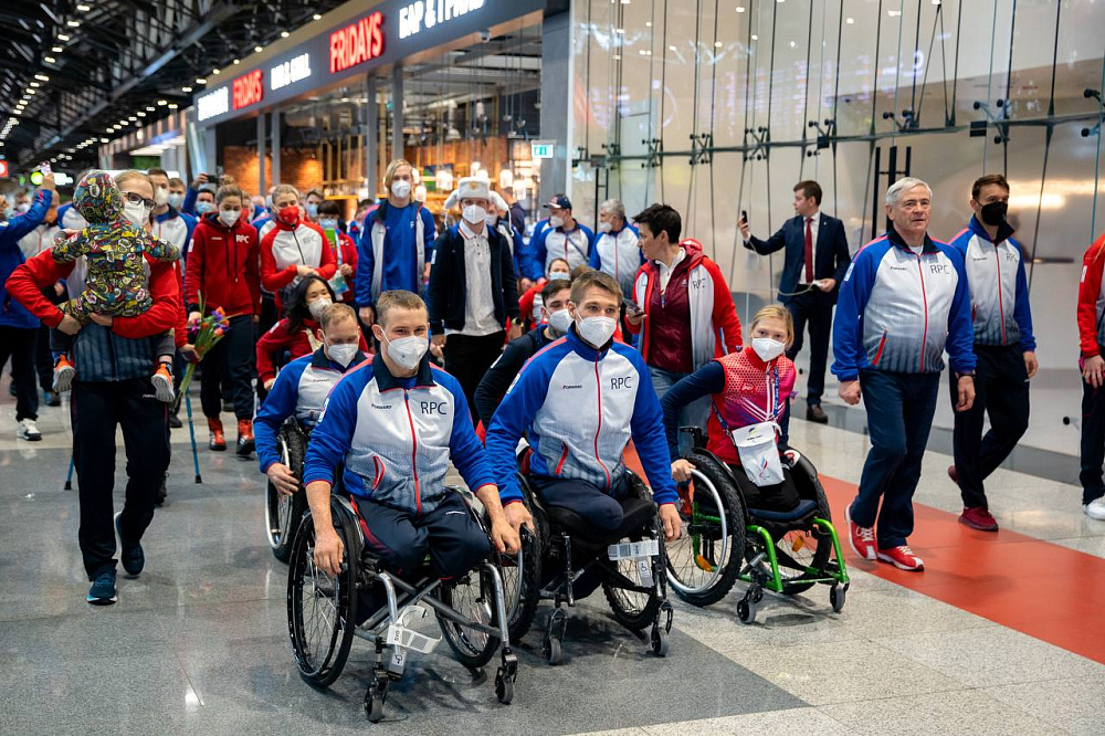 В аэропорту Шереметьево торжественно встретили Паралимпийскую сборную команду России