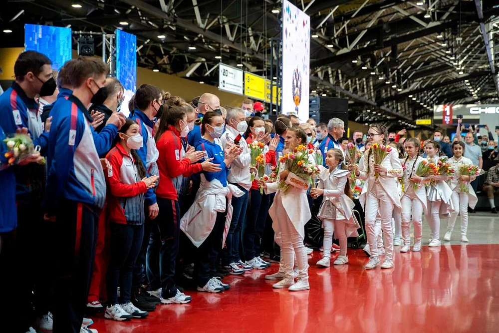 В аэропорту Шереметьево торжественно встретили Паралимпийскую сборную команду России