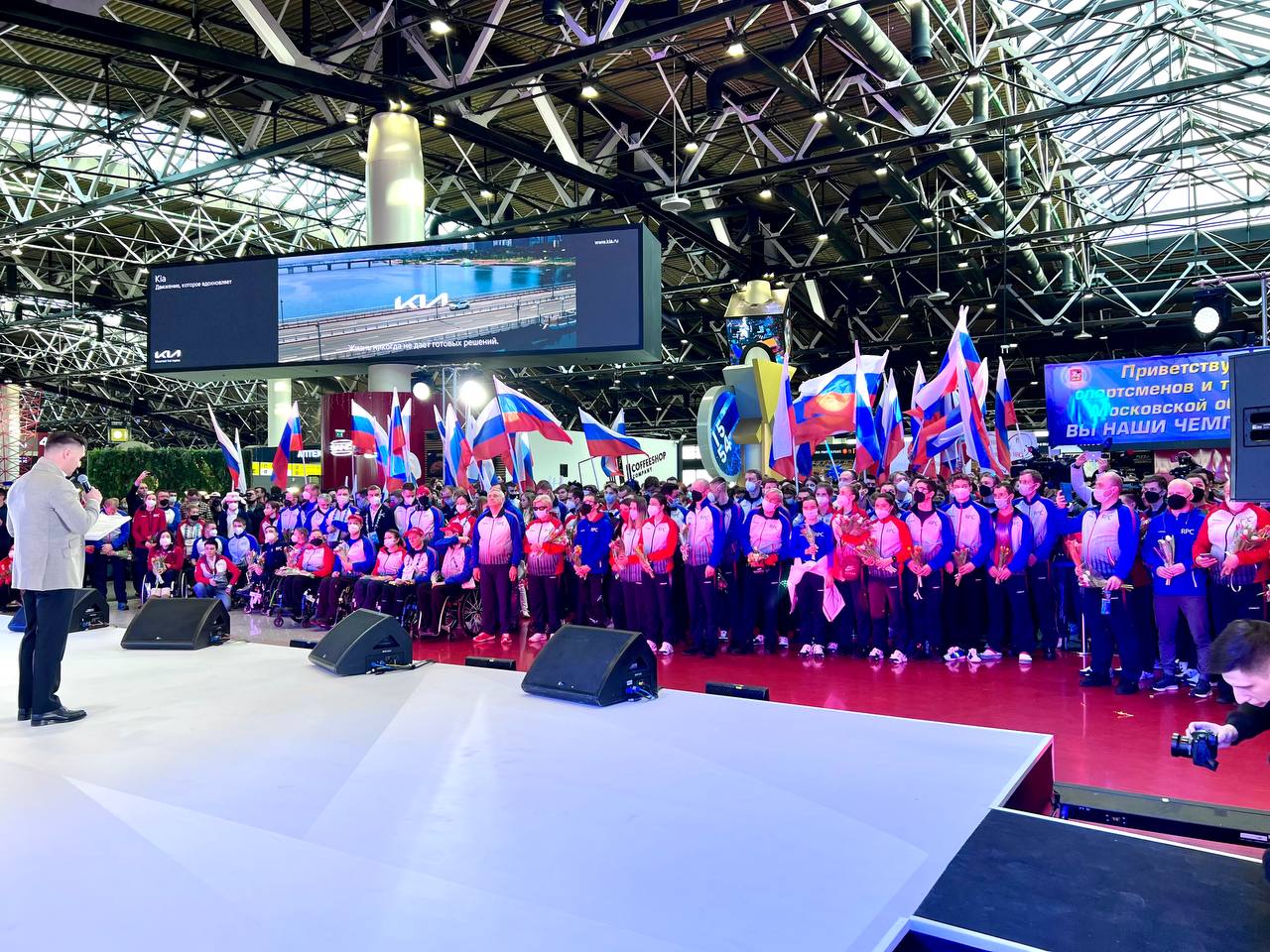 В аэропорту Шереметьево торжественно встретили Паралимпийскую сборную команду России