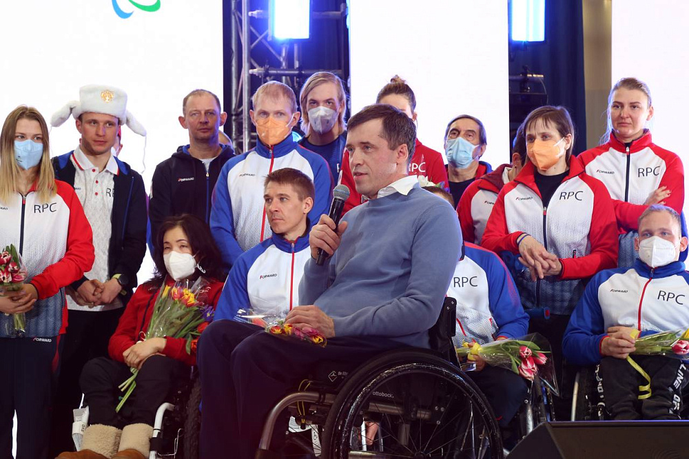 В аэропорту Шереметьево торжественно встретили Паралимпийскую сборную команду России