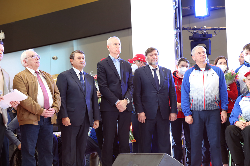 В аэропорту Шереметьево торжественно встретили Паралимпийскую сборную команду России